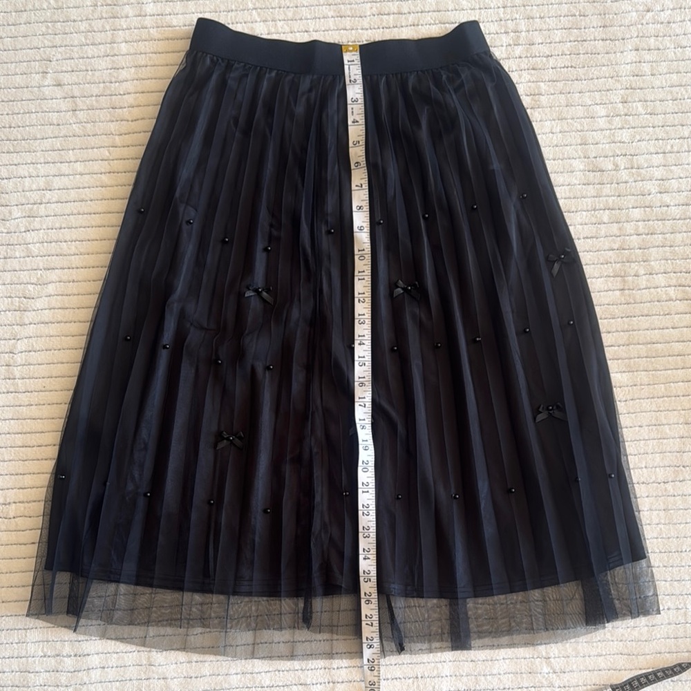 NANETTE LEPORE Elegant Black Pleated Skirt - Picture 2 of 7